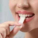آدامس قندی و کاهش فشار خون؛ پژوهشی جدیدی که نقش باکتری‌های دهان را آشکار کرد