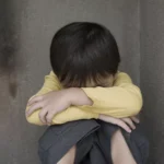 آسیب‌های روانی دوران کودکی؛ چگونه تروما در کودکی می‌تواند سلامت جسم و روان را تا بزرگسالی تحت تأثیر قرار دهد؟