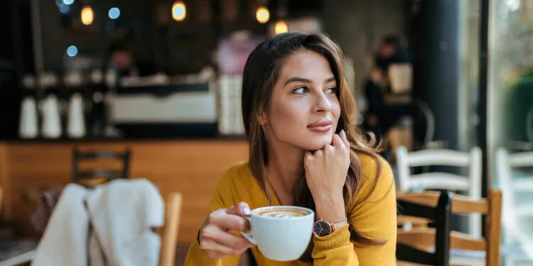 قهوه و علائم افسردگی؛ آیا نوشیدن روزانه قهوه می‌تواند به سلامت روان کمک کند؟