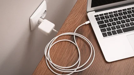 آیا استفاده از شارژر لپ‌تاپ USB-C برای گوشی خطرناک است؟ راهنمای ایمن شارژ با USB-C