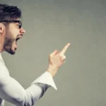 اضطراب اجتماعی و پرخاشگری؛ چرا برخی افراد دارای اضطراب اجتماعی به خشم و پرخاشگری روی می‌آورند؟