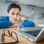 اهمال کاری چیست و چرا کارها را به تعویق می‌اندازیم؟ راهکارهای علمی برای مقابله با آن