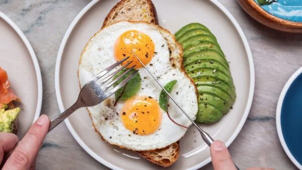 زمان خوردن صبحانه چه ارتباطی با طول عمر دارد؟ بررسی نقش ساعت غذا خوردن در سلامت