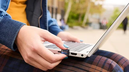 کوچک‌ترین فلش USB جهان؛ حافظه‌ای ۱ ترابایتی که از ظرفیت آیفون ۱۷ هم بیشتر است
