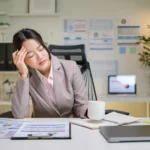 افت انرژی بعدازظهر چیست؟ دلیل علمی خستگی ساعت ۳ عصر و راه‌های مقابله با آن