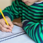 انگیزه والدین برای همراهی با کودکان چگونه مهارت نوشتن کودکان را تقویت می‌کند؟