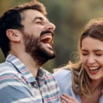 روان‌شناسی شوخی و خنده؛ چرا جوک‌هایی که راحت‌تر فهمیده می‌شوند بامزه‌تر هستند؟